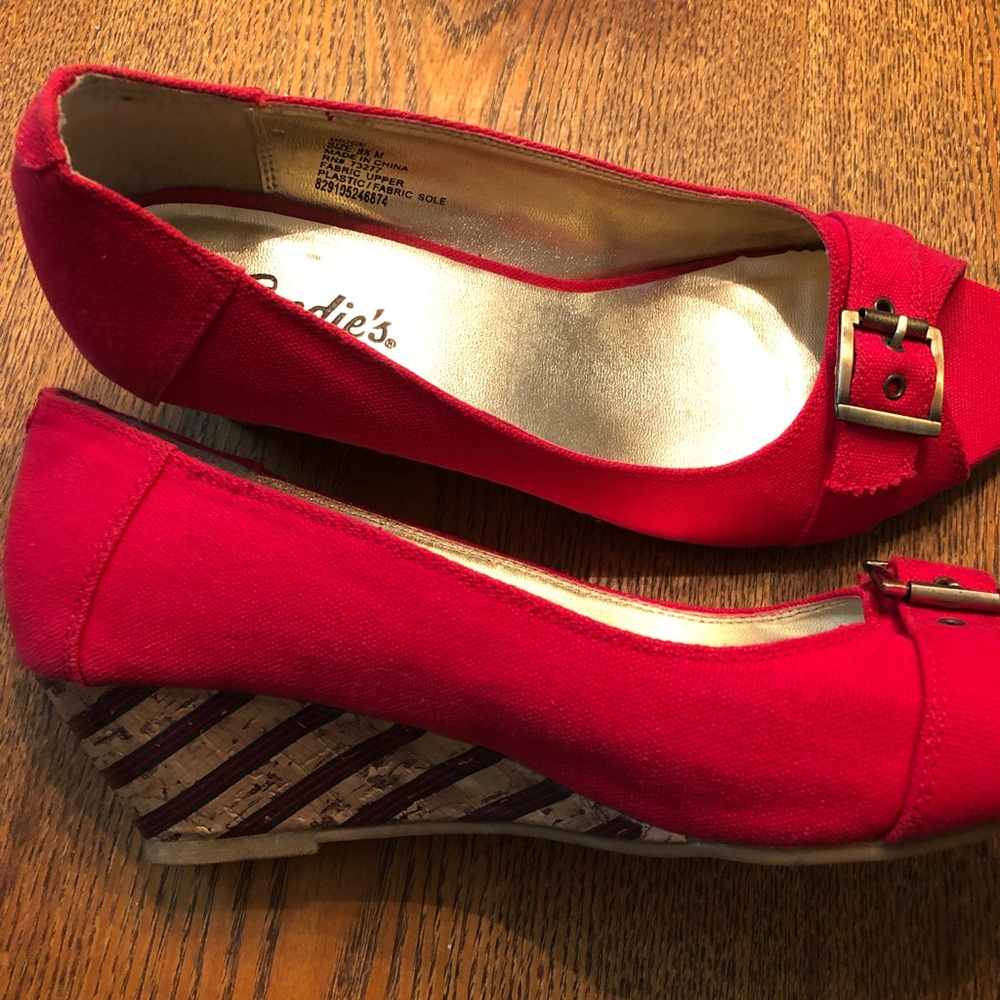 Candie’s Red Open Toe Wedge - Picture 3 of 5